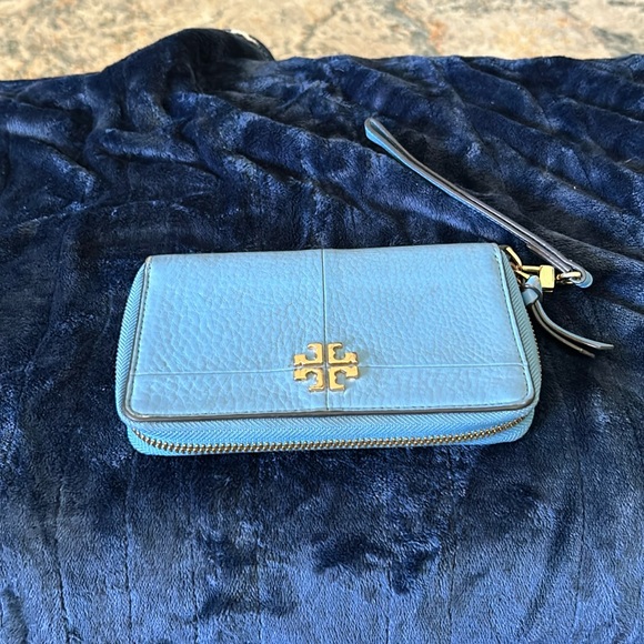 Tory Burch Handbags - Tory Burch wristlet 6 1/2 x 4 with a zipper closure beautiful blue compartments
